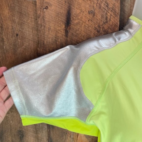 Asics Active Top with Silver Reflection Fabric on Shoulders - Size Medium - Picture 3 of 10
